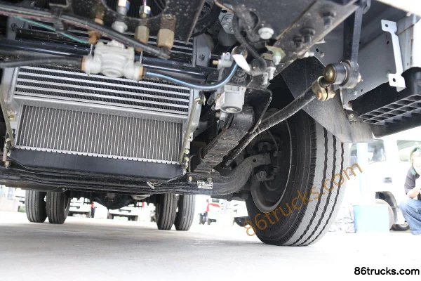 Yuejin Shangjun X100-28 102hp 4X2(6 wheels) 3.22m row-half flatbed light truck Chassis (3) | 86Trucks