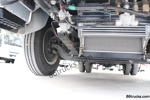 Yuejin Shangjun X100-28 102hp 4X2(6 wheels) 3.22m row-half flatbed light truck Chassis (2) | 86Trucks