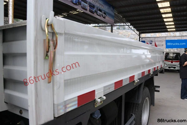 Yuejin Shangjun X100-28 102hp 4X2(6 wheels) 3.22m row-half flatbed light truck Body (2) | 86Trucks