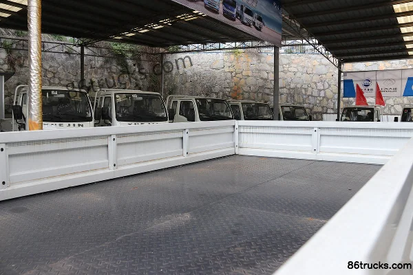 Yuejin Shangjun X100-28 102hp 4X2(6 wheels) 3.22m row-half flatbed light truck Body (1) | 86Trucks