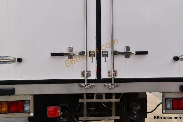 Isuzu 700P 190 hp 4X2(6 wheels) 5.653m single-row van cargo truck Body (3) | 86Trucks