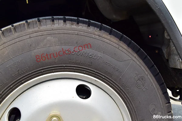 Qingling Isuzu KV600 130 hp 4X2(6 wheels) 4.17m single-row van light truck (oil brake) Chassis (3) | 86Trucks