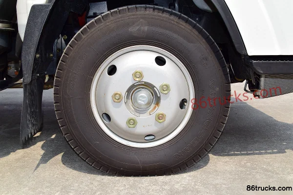 Qingling Isuzu KV600 130 hp 4X2(6 wheels) 4.17m single-row van light truck (oil brake) Chassis (1) | 86Trucks