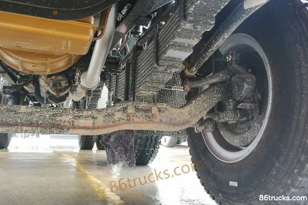 Dongfeng Liuqi New Chenglong M3 185 hp 6X2(8 wheels) 5m dump truck Chassis (3) | 86Trucks