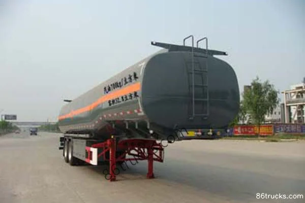CIMC Huajun 32.8 m³ oil tank semi-trailer Exterior