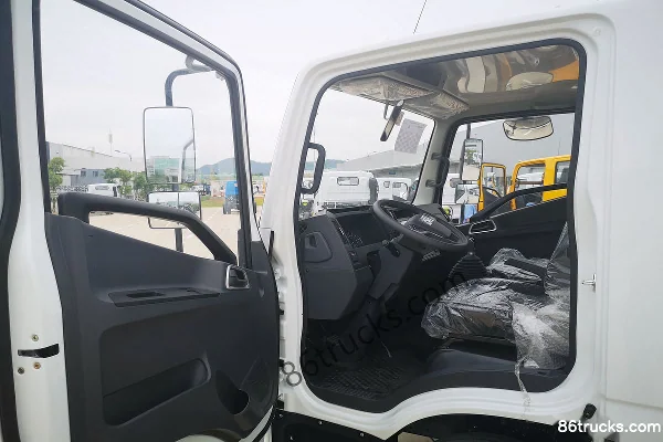 Yuejin Chaoyue C300-33 125 hp 4X2(6 wheels) 3.1m double-row flatbed light truck (Sofim engine) Cab (3) | 86Trucks