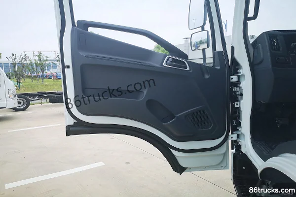 Yuejin Chaoyue C300-33 125 hp 4X2(6 wheels) 3.1m double-row flatbed light truck (Sofim engine) Cab (2) | 86Trucks