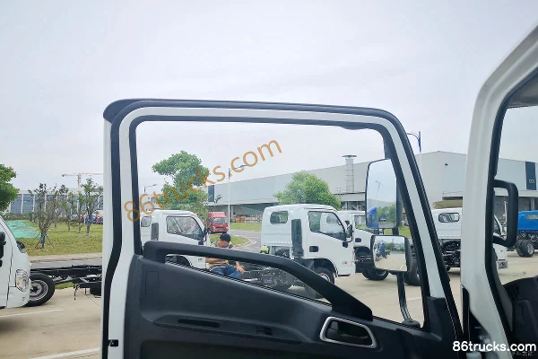 Yuejin Chaoyue C300-33 125 hp 4X2(6 wheels) 3.1m double-row flatbed light truck (Sofim engine) Cab (1) | 86Trucks