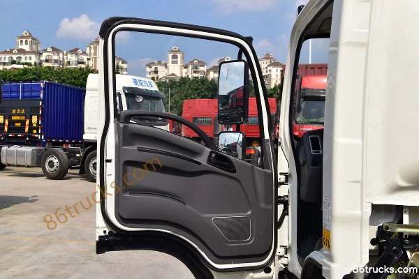 Dongfeng Liuqi Chenglong L2 127hp 4X2(6 wheels) 4.165m Single Row Box Truck Light Truck Cab (2) | 86Trucks