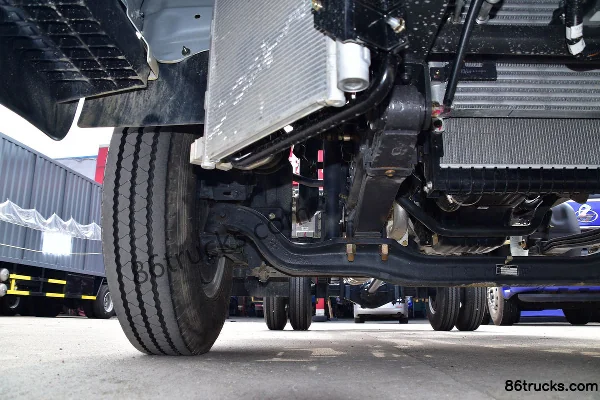 Dongfeng Liuqi Chenglong L2 127hp 4X2(6 wheels) 4.165m Single Row Box Truck Light Truck Chassis (2) | 86Trucks