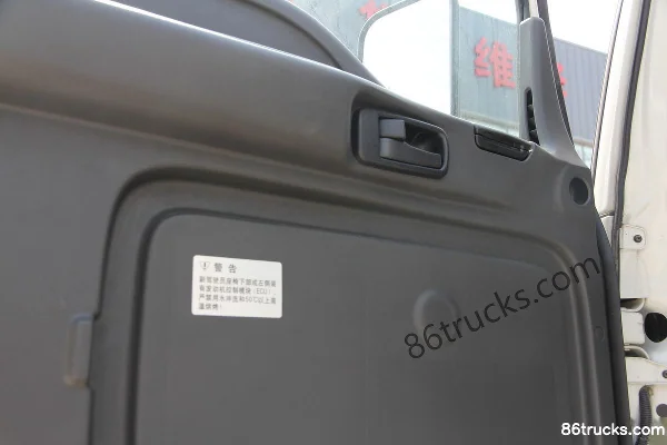 Qingling FVR heavy truck 240hp 4X2(6 wheels) 7.6m van cargo truck Cab (3) | 86Trucks