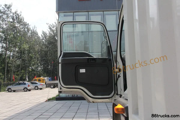 Qingling FVR heavy truck 240hp 4X2(6 wheels) 7.6m van cargo truck Cab (2) | 86Trucks