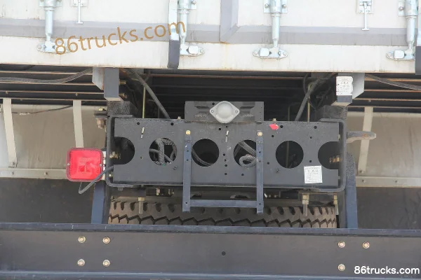 Qingling FVR heavy truck 240hp 4X2(6 wheels) 7.6m van cargo truck Chassis (3) | 86Trucks