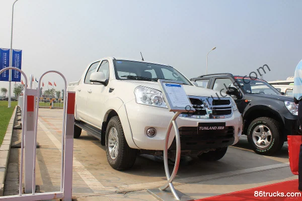 Foton Tunland modèle 2012 4x4(6 roues) 2.8L diesel double cabine pick-up (BJ2037) Extérieur (2) | 86Trucks