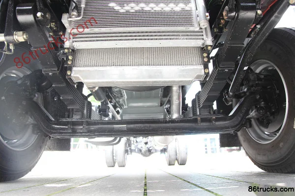 FAW Jiefang Qingdao Long VH Medium Truck 220 hp 4X2(6 wheels) 6.75m Stake Truck Chassis (1) | 86Trucks