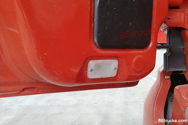 Dongfeng Commercial Vehicle Tianlong VL Heavy Truck 260hp 6X2(8 wheels) 9.6m Box Cargo Truck Cab (2) | 86Trucks