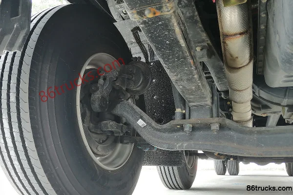 Dongfeng Commercial Vehicle Tianlong VL Heavy Truck 260hp 6X2(8 wheels) 9.6m Box Cargo Truck Chassis (2) | 86Trucks