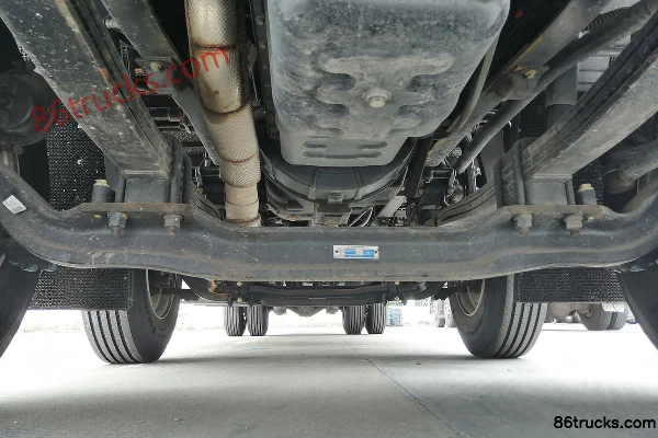 Dongfeng Commercial Vehicle Tianlong VL Heavy Truck 260hp 6X2(8 wheels) 9.6m Box Cargo Truck Chassis (1) | 86Trucks
