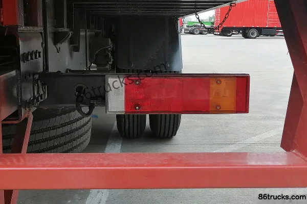 Dongfeng Commercial Vehicle Tianlong VL Heavy Truck 260hp 6X2(8 wheels) 9.6m Box Cargo Truck Body (3) | 86Trucks