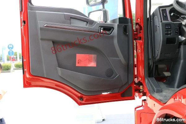 SHACMAN Delong L3000 Enhanced Edition 245hp 4X2(6 wheels) 6.75m Van Body Truck Cab (3) | 86Trucks