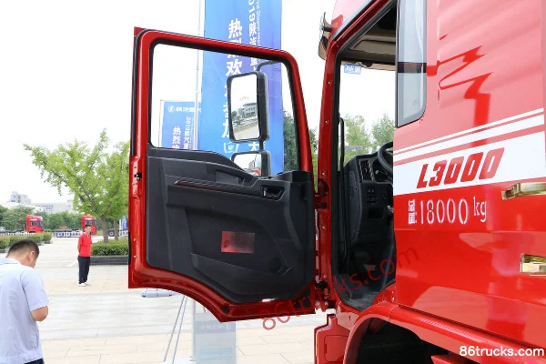 SHACMAN Delong L3000 Enhanced Edition 245hp 4X2(6 wheels) 6.75m Van Body Truck Cab (1) | 86Trucks