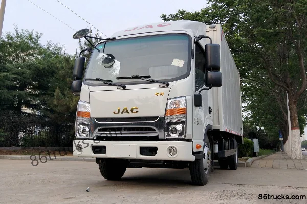 JAC Shuailing Q3 version urbaine tout usage 132 ch 4X2(6 roues) camion fourgon léger cabine simple 4,15 m Extérieur (3) | 86Trucks