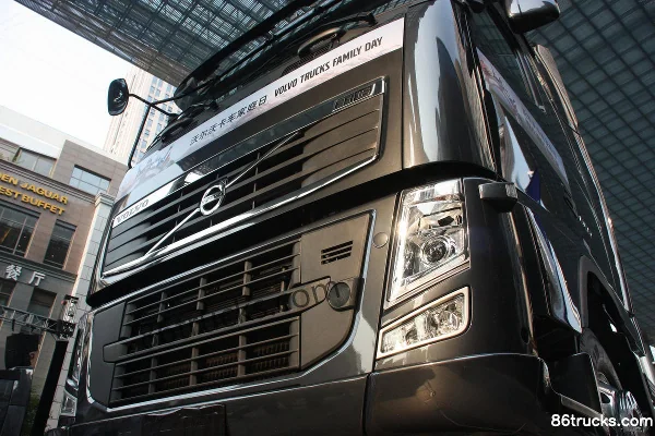 Volvo FH16 Heavy Truck 660 hp 4X2(6 wheels) Tractor Truck Exterior (2) | 86Trucks