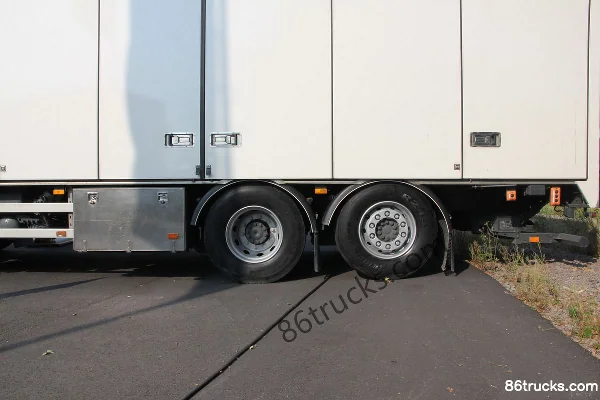Mercedes-Benz Actros Heavy Truck 480 hp 6X2(8 wheels) 7.3m Van Cargo Truck (Model 2548L) Cab (1) | 86Trucks