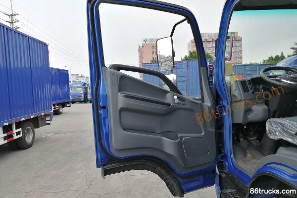 JAC Shuailing Q6 152hp 4X2(6 wheels) 4.18m single-row stake light truck Cab (1) | 86Trucks