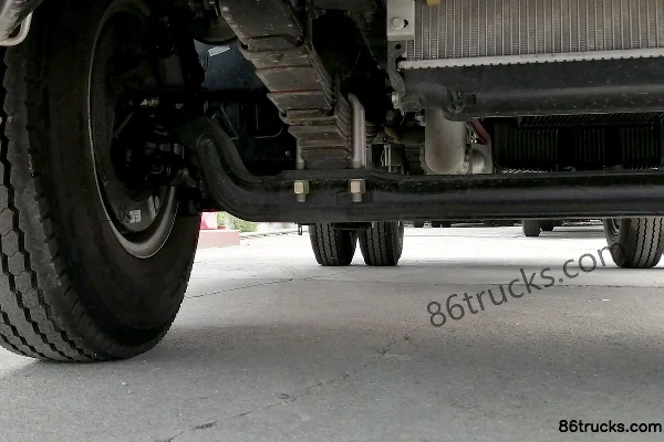 JAC Shuailing Q6 152hp 4X2(6 wheels) 4.18m single-row stake light truck Chassis (2) | 86Trucks