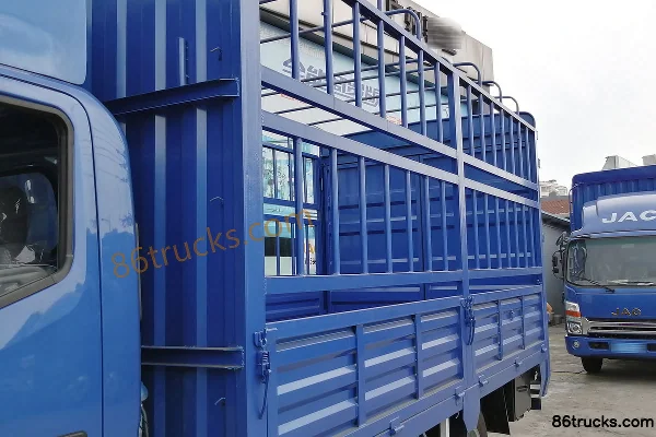 JAC Shuailing Q6 152hp 4X2(6 wheels) 4.18m single-row stake light truck Body (1) | 86Trucks