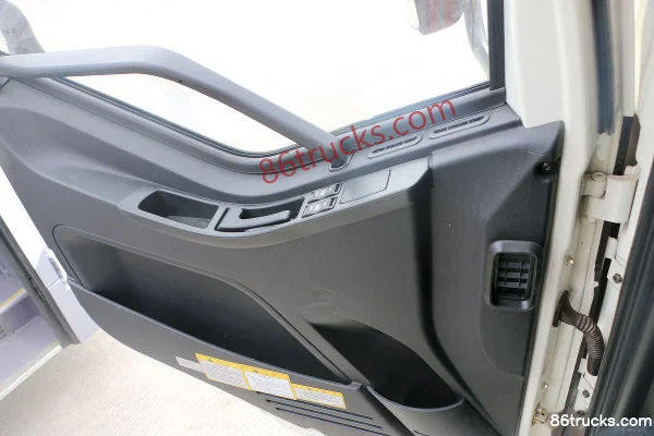 FAW Jiefang J6L 220hp 4X2(6 wheels) Car Transporter (Haipeng) Cab (2) | 86Trucks