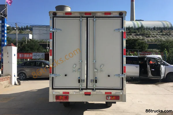 Foton Xiangling V 112 hp 4X2(6 wheels) 3.045m Refrigerated Truck Exterior (3) | 86Trucks