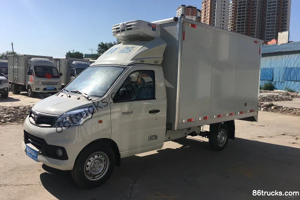 Foton Xiangling V 112 hp 4X2(6 wheels) 3.045m Refrigerated Truck Exterior (2) | 86Trucks