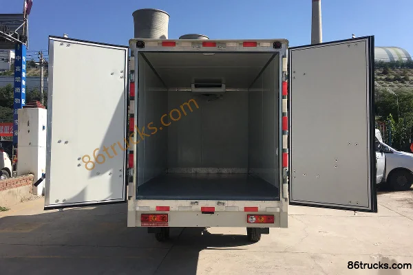 Foton Xiangling V 112 hp 4X2(6 wheels) 3.045m Refrigerated Truck Cab (1) | 86Trucks