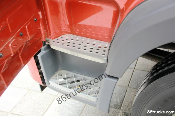 FAW Jiefang Qingdao HanV 320 hp 6X2(8 wheels) Center-axle Vehicle Transporter (Dachai) Cab (2) | 86Trucks