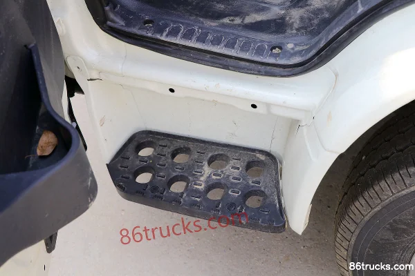 Yuejin Fuxing S100Q 1.6L 123hp 4X2(6 wheels) Gasoline 2.65m Double Row Stake Truck Cab (3) | 86Trucks