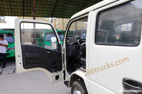 Yuejin Fuxing S100Q 1.6L 123hp 4X2(6 wheels) Gasoline 2.65m Double Row Stake Truck Cab (1) | 86Trucks