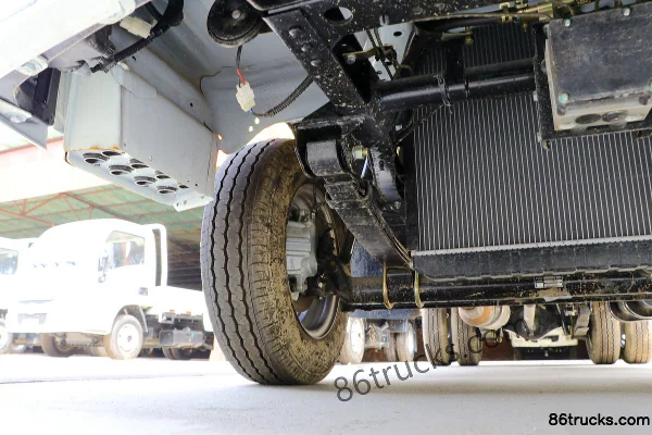 Yuejin Fuxing S100Q 1.6L 123hp 4X2(6 wheels) Gasoline 2.65m Double Row Stake Truck Chassis (1) | 86Trucks