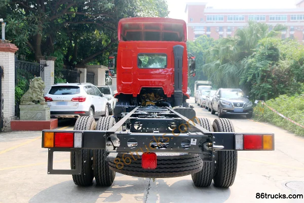 Dongfeng Liuqi New Chenglong M3 200 hp 4X2(6 wheels) 7.8m Box Cargo Truck Exterior (3) | 86Trucks