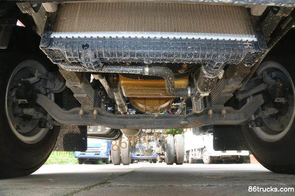 Dongfeng Liuqi New Chenglong M3 200 hp 4X2(6 wheels) 7.8m Box Cargo Truck Chassis (1) | 86Trucks