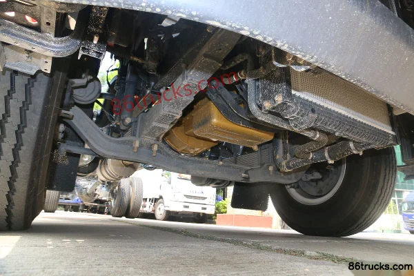 Dongfeng Liuqi New Chenglong M3 200 hp 4X2(6 wheels) 7.8m Box Cargo Truck Chassis (2) | 86Trucks