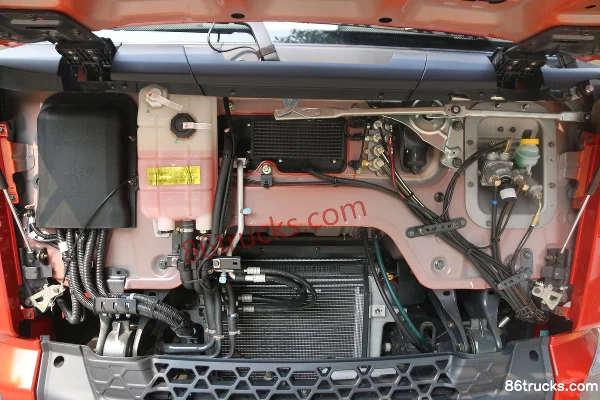 Dongfeng Liuqi New Chenglong M3 200 hp 4X2(6 wheels) 7.8m Box Cargo Truck Cab (1) | 86Trucks
