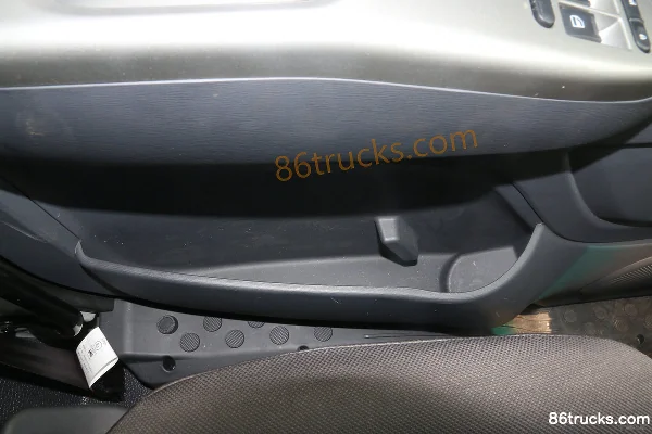 Foton Ruowo ES5 220 hp 4X2(6 wheels) 7.8m van cargo truck (1098 rear axle) Cab (3) | 86Trucks