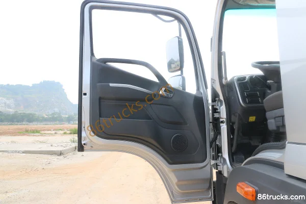 Foton Ruowo ES5 220 hp 4X2(6 wheels) 7.8m van cargo truck (1098 rear axle) Cab (1) | 86Trucks