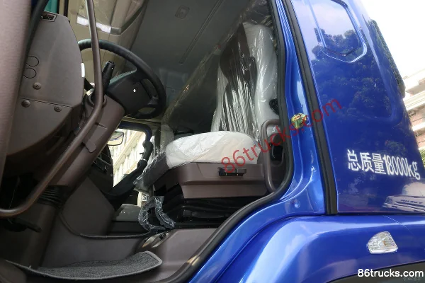 Dongfeng Liuqi Chenglong H5 290hp 4X2(6 wheels) 6.8m van cargo truck Cab (3) | 86Trucks