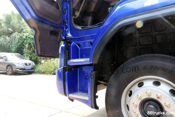 Dongfeng Liuqi Chenglong H5 290hp 4X2(6 wheels) 6.8m van cargo truck Cab (1) | 86Trucks