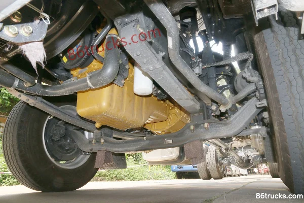 Dongfeng Liuqi Chenglong H5 290hp 4X2(6 wheels) 6.8m van cargo truck Chassis (2) | 86Trucks