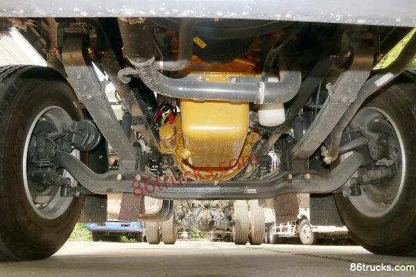 Dongfeng Liuqi Chenglong H5 290hp 4X2(6 wheels) 6.8m van cargo truck Chassis (1) | 86Trucks