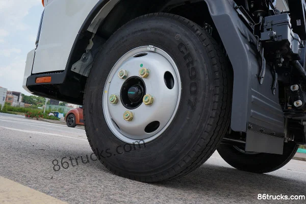 JAC Shuailing E Medium Body 152 hp 4X2(6 wheels) 4.15m Single Row Box Van Light Truck (Xingrui 6-speed) Chassis (3) | 86Trucks